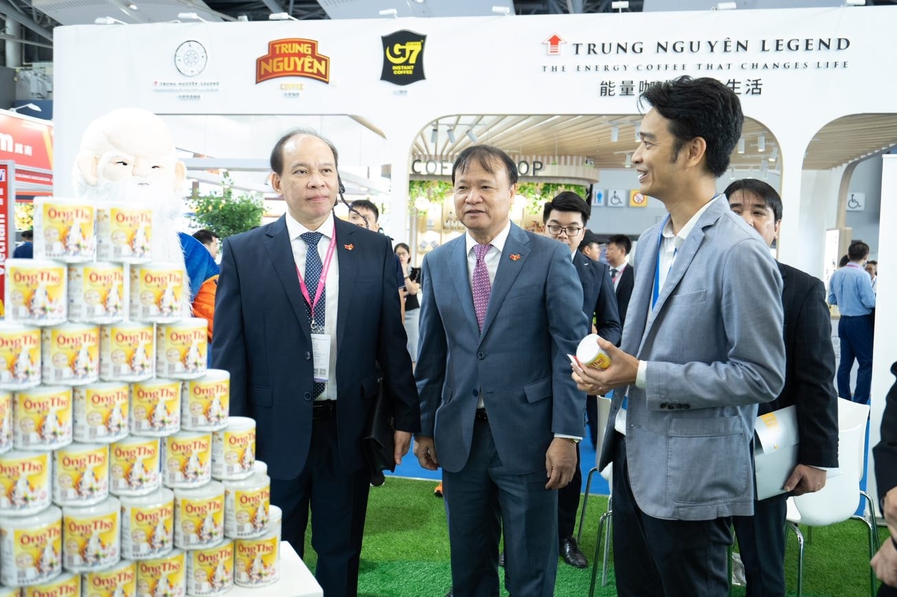Thứ trưởng Bộ Công thương Đỗ Thắng Hải (đứng giữa) thăm quan gian hàng của Vinamilk tại hội chợ quốc tế Quảng Châu. Thứ trưởng Bộ Công thương Đỗ Thắng Hải (đứng giữa) thăm quan gian hàng của Vinamilk tại hội chợ quốc tế Quảng Châu.
