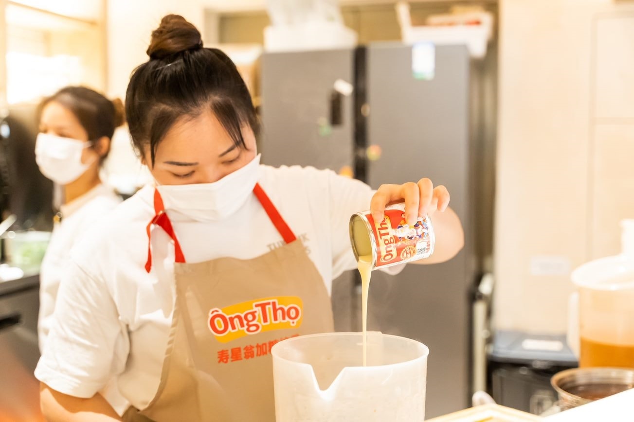Sản phẩm sữa đặc Ông Thọ được dùng để pha chế đồ uống tại nhiều nhà hàng, quán trà sữa, quán cà phê tại Quảng Châu Sản phẩm sữa đặc Ông Thọ được dùng để pha chế đồ uống tại nhiều nhà hàng, quán trà sữa, quán cà phê tại Quảng Châu