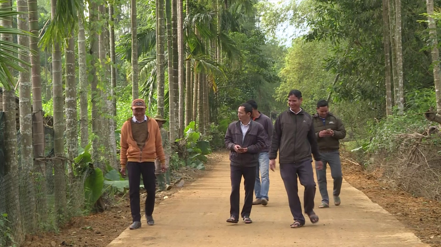 Nhờ người dân đồng thuận hiến đất, nhiều địa phương miền núi đã xây dựng đường giao thông nông thôn xạch đẹp