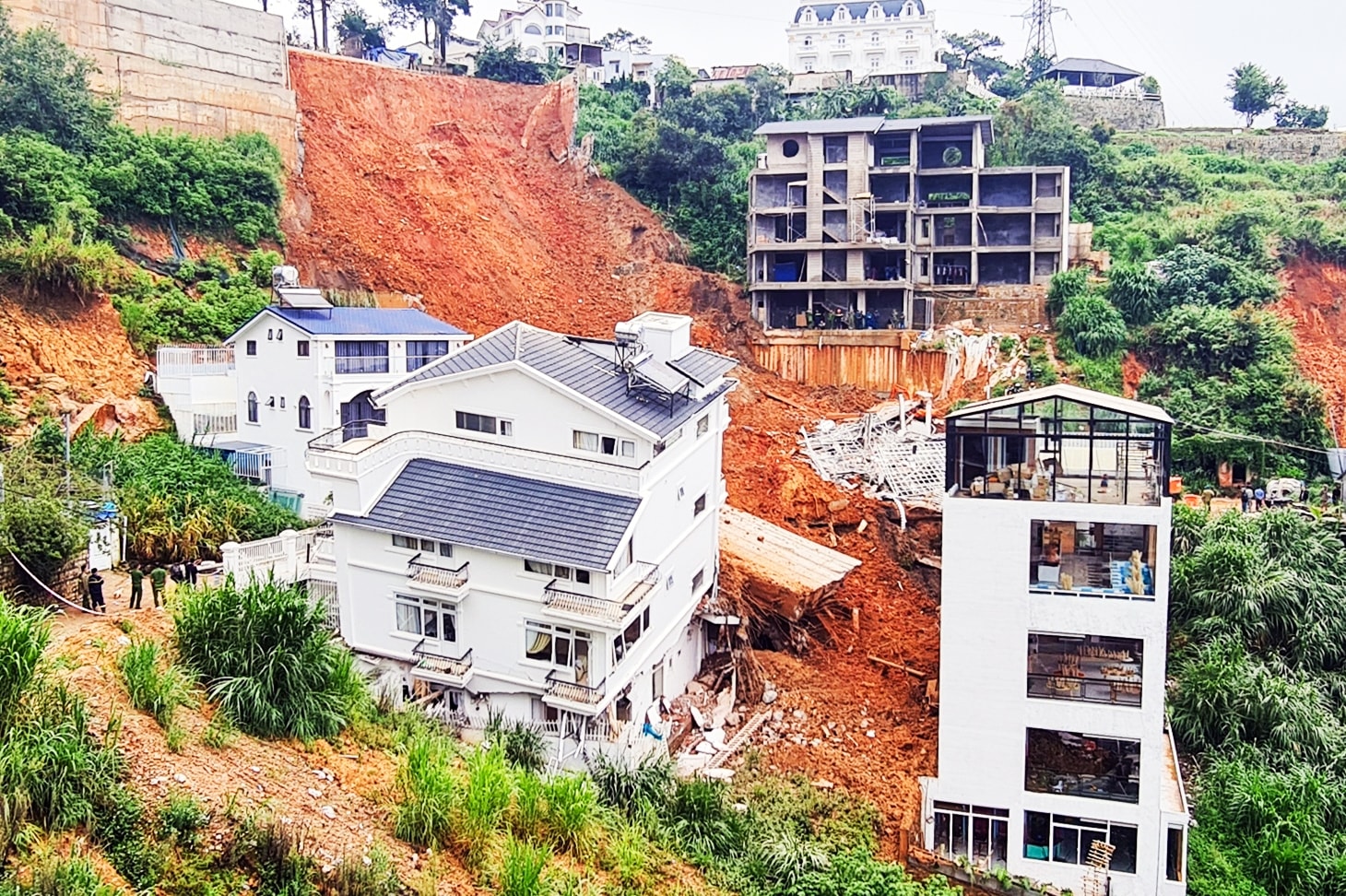 Sạt lở nghiêm trọng tại Tp. Đà Lạt, tỉnh Lâm Đồng (Ảnh IT) Sạt lở nghiêm trọng tại Tp. Đà Lạt, tỉnh Lâm Đồng (Ảnh IT)