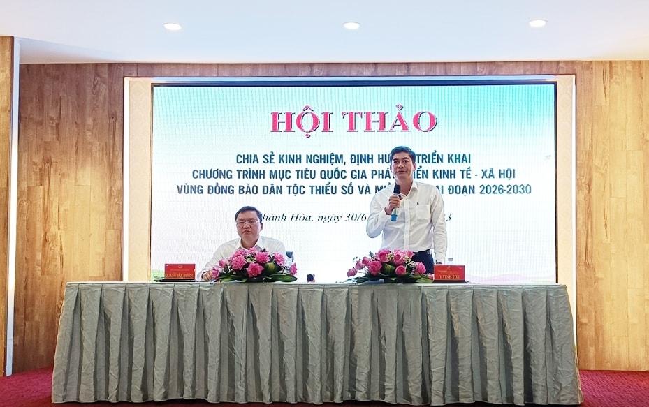 Thứ trưởng, Phó Chủ nhiệm UBDT Y Vinh Tơr và Phó Chủ tịch Hội đồng Dân tộc của Quốc hội Quàng Văn Hương chủ trì Hội thảo