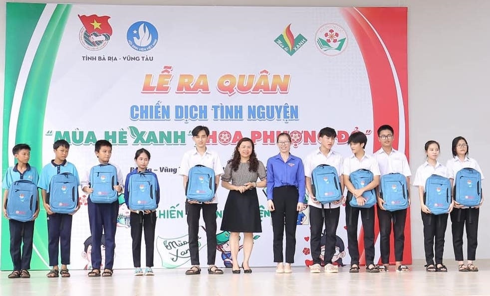 Ban tổ chức tặng quà cho các bạn học sinh có hoàn cảnh khó khăn tại địa phương Ban tổ chức tặng quà cho các bạn học sinh có hoàn cảnh khó khăn tại địa phương