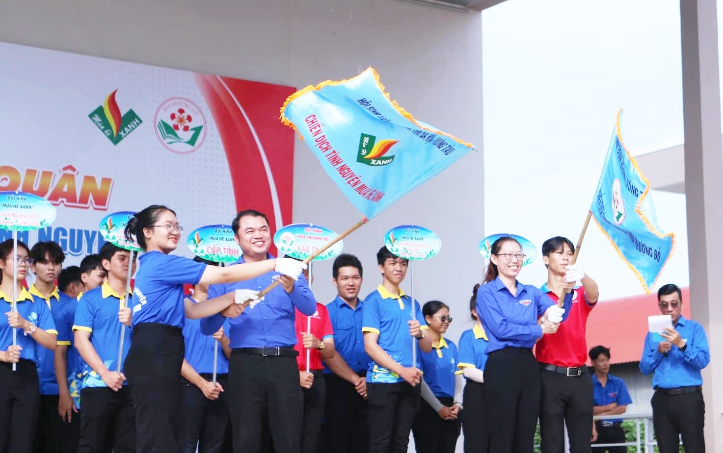 Ban Chỉ huy Chiến dịch trao cờ xuất quân Ban Chỉ huy Chiến dịch trao cờ xuất quân
