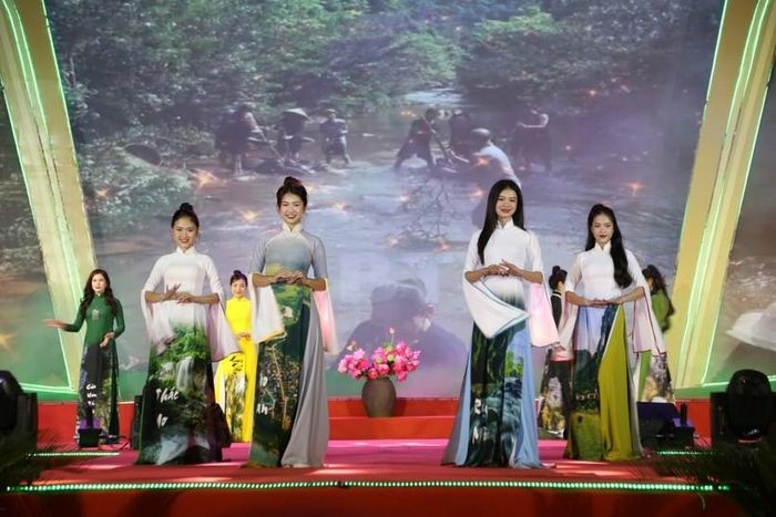 Hơn 500 phụ nữ trình diễn áo dài giữa di sản Phong Nha - Kẻ Bàng