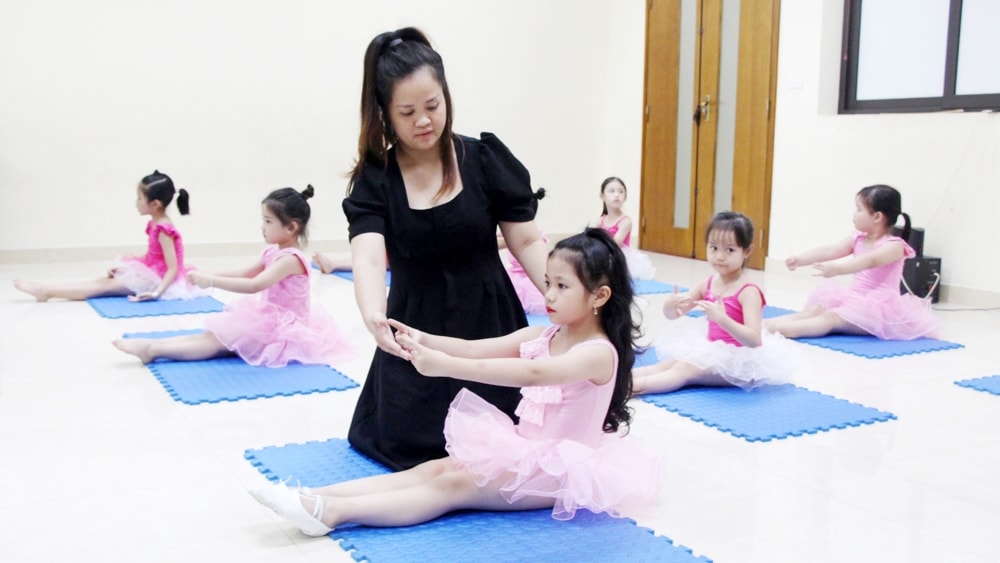 Ngoài các khóa học trải nghiệm, các môn học phát triển năng khiếu, phù hợp với sở thích của con cũng là một lựa chọn được phụ huynh hướng tới (Ảnh: TL)