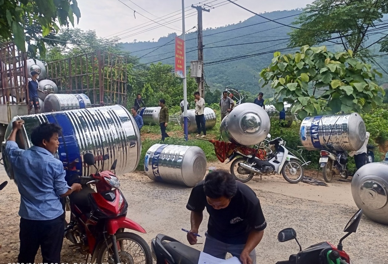 Việc cấp bồn chứa nước góp phần giải quyết về nước sạch sinh hoạt cho người dân vùng cao