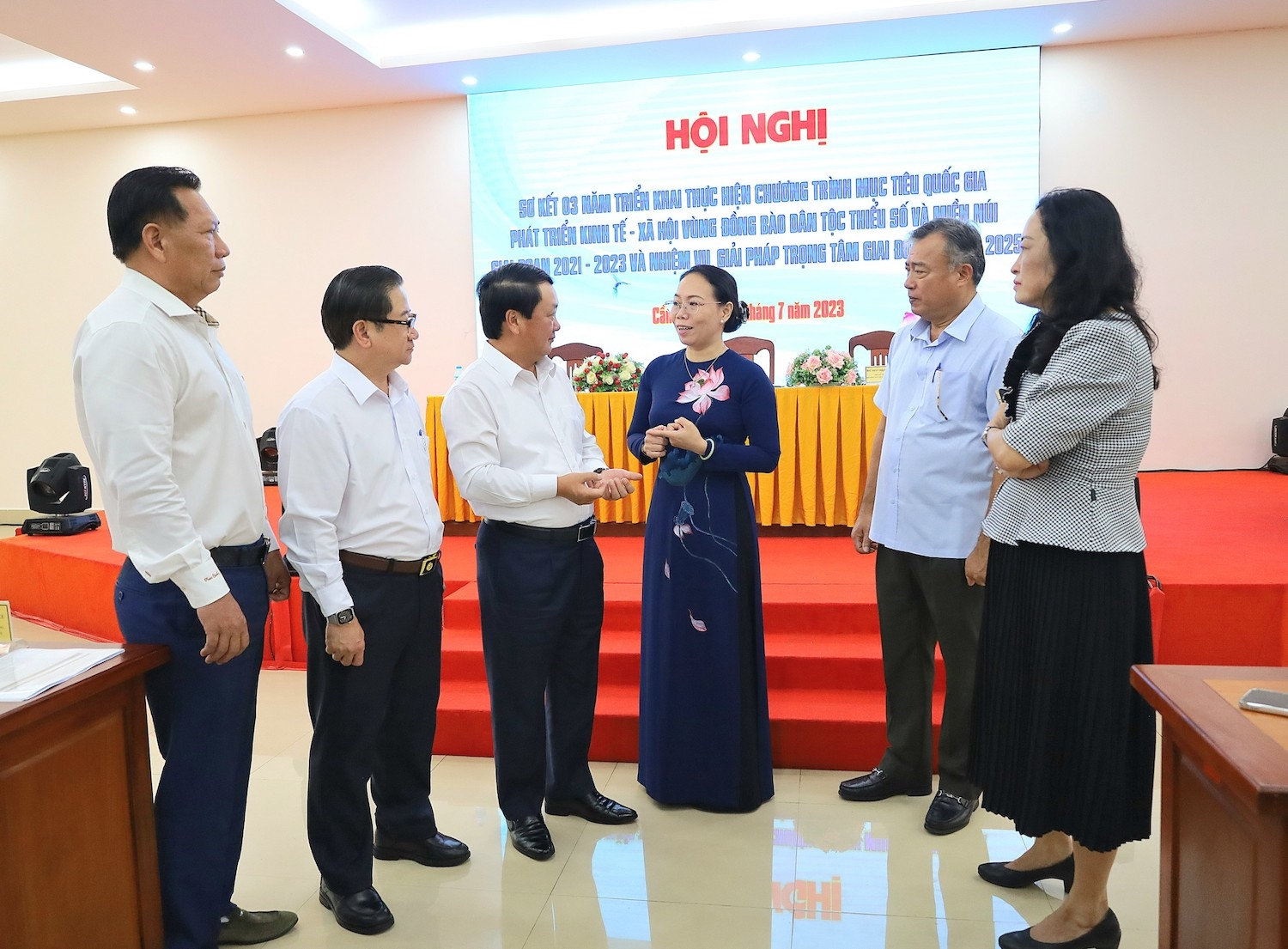 Bộ trưởng, Chủ nhiệm Uỷ ban Dân tộc Hầu A Lềnh trao đổi với các đại biểu tại Hội nghị