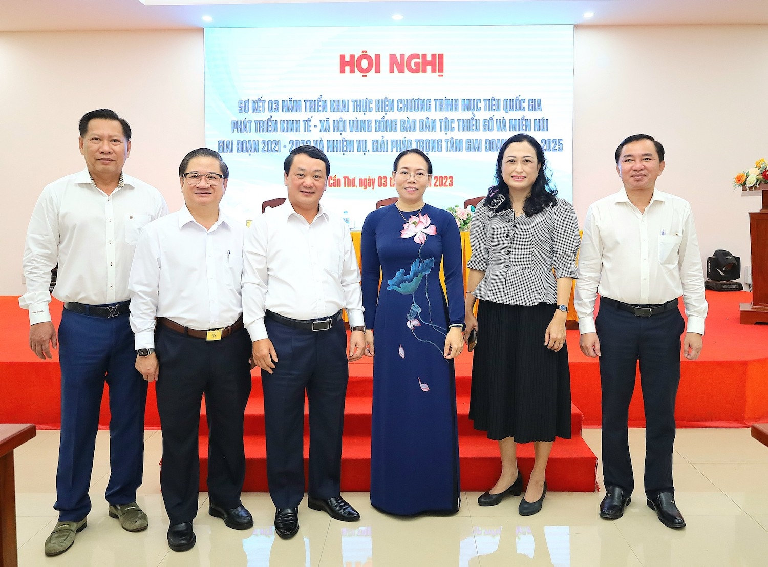 Bộ trưởng, Chủ nhiệm Uỷ ban Dân tộc Hầu A Lềnh  chụp ảnh lưu niệm với các đại biểu tại Hội nghị