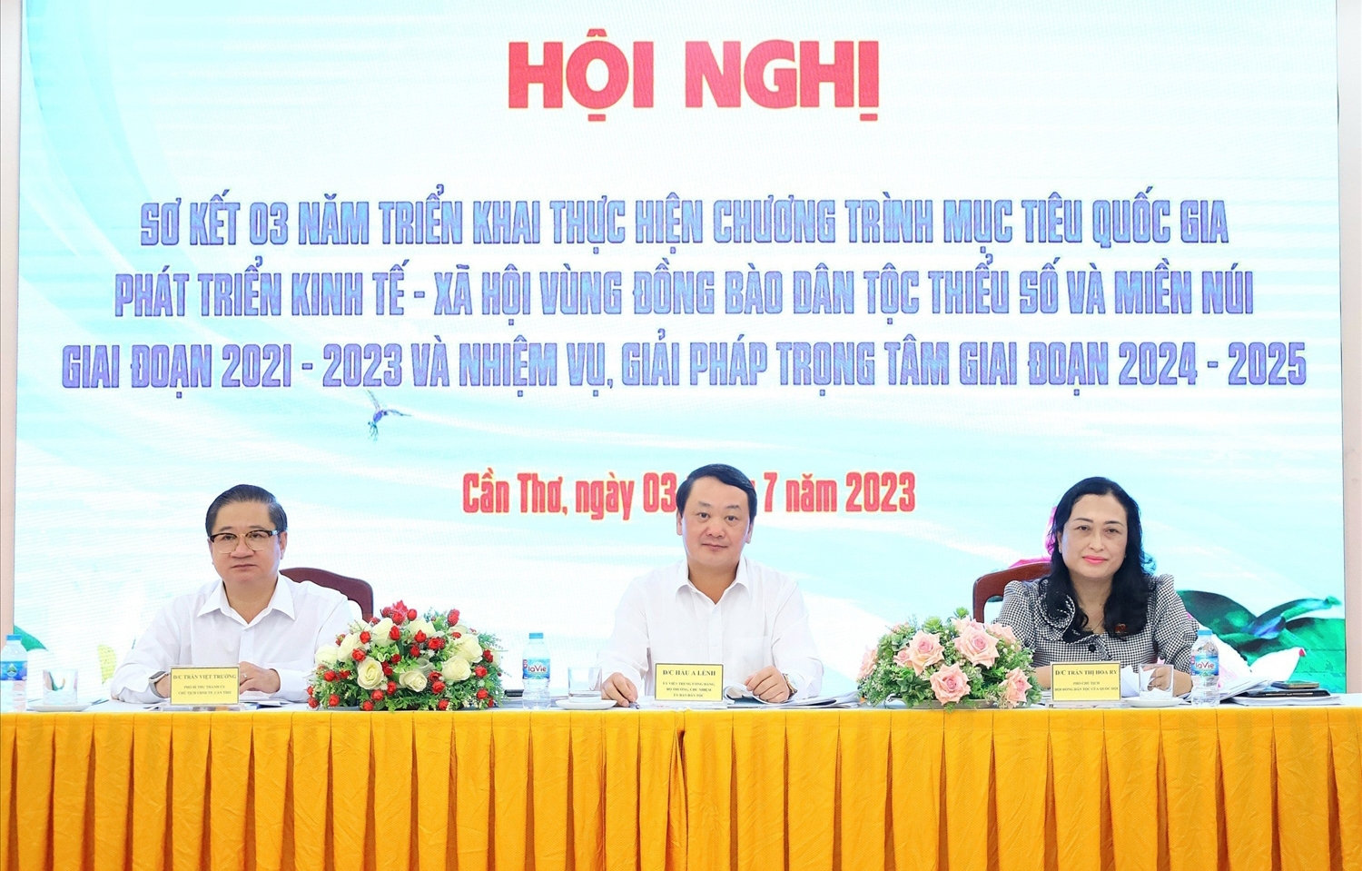 Bộ trưởng, Chủ nhiệm UBDT Hầu A Lềnh; Phó Bí thư thành uỷ, Chủ tịch UBND TP Cần Thơ Trần Việt Trường; Phó Chủ tịch Hội đồng Dân tộc của Quốc Hội  Trần Thị Hoa Ry cùng điều hành Hội nghị