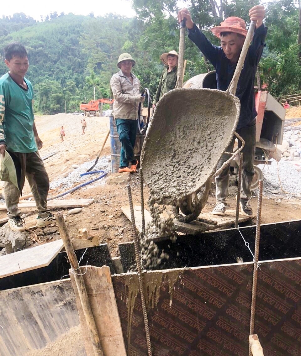 Thi công xây dựng kè chống sạt lở và bến đò cho khu vực dân cư hai bản vùng lõi Vườn Quốc gia Pù Mát