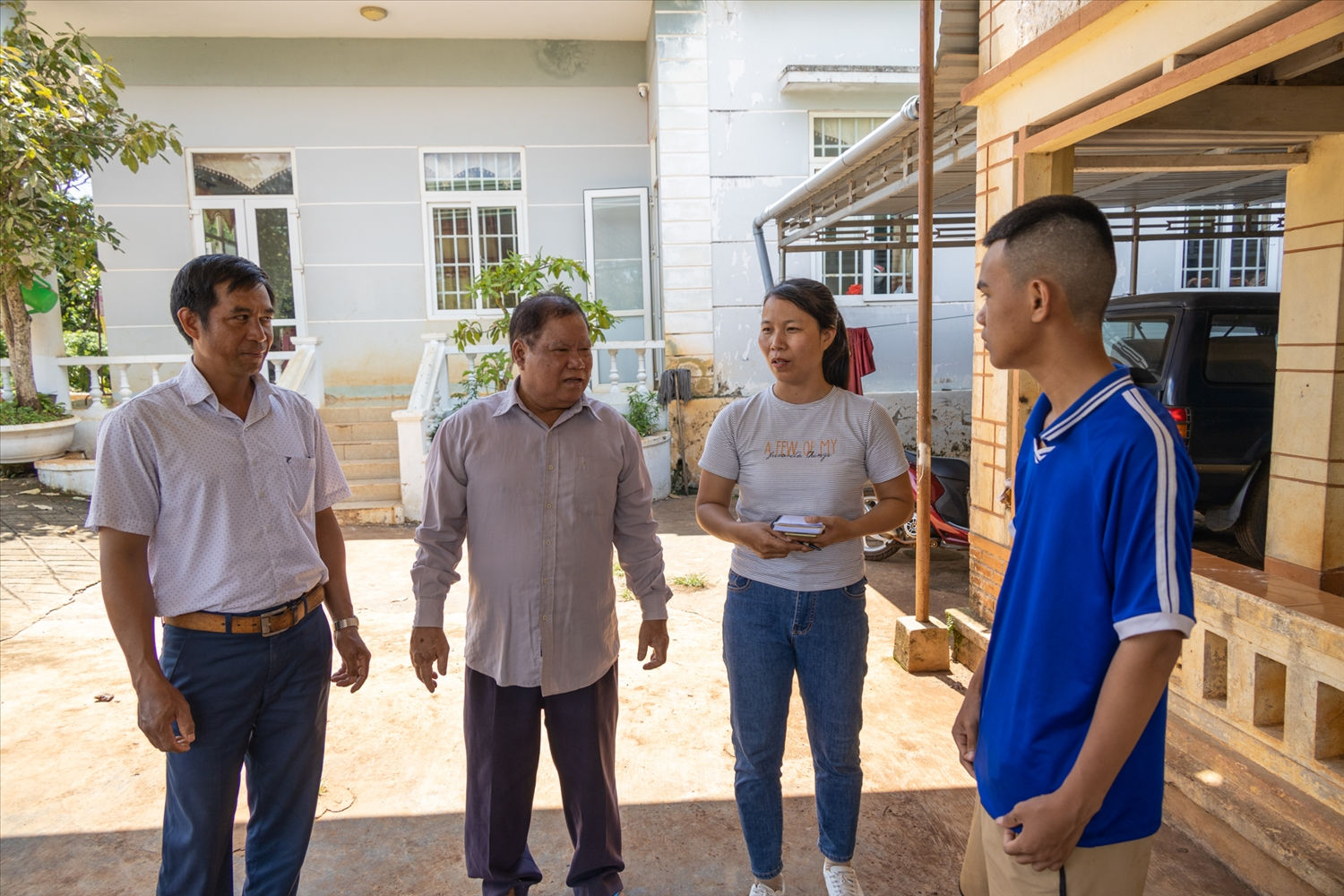 Người có uy tín Y Kam Niê (thứ 2 bên trái) đến nhà người dân địa phương tuyên truyền