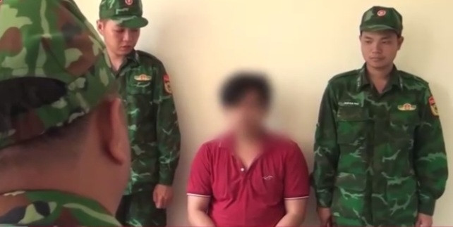Lực lượng Biên phòng đang làm việc với các đối tượng. (Ảnh BĐBP)