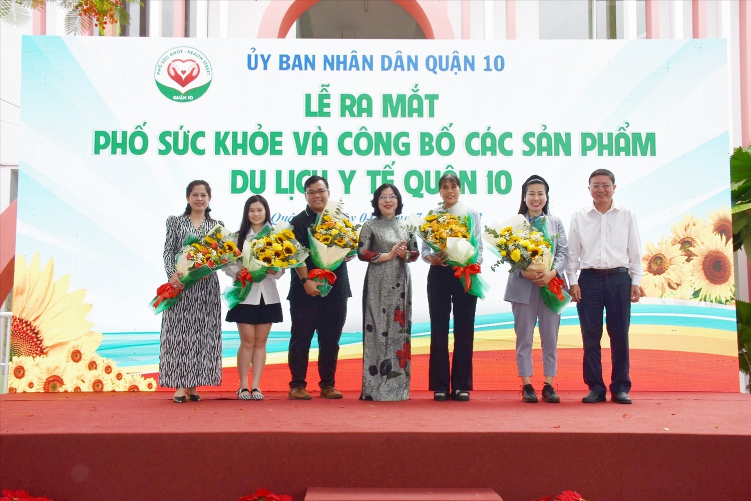 UBND Quận 10 tặng hoa cho các đơn vi tham gia các sản phẩm du lịch y tế UBND Quận 10 tặng hoa cho các đơn vi tham gia các sản phẩm du lịch y tế