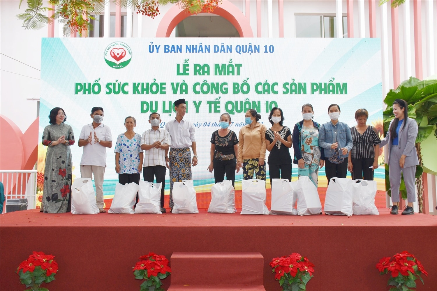 Ban tổ chức trao quà cho các hộ gia đình khó khăn trên địa bàn Ban tổ chức trao quà cho các hộ gia đình khó khăn trên địa bàn