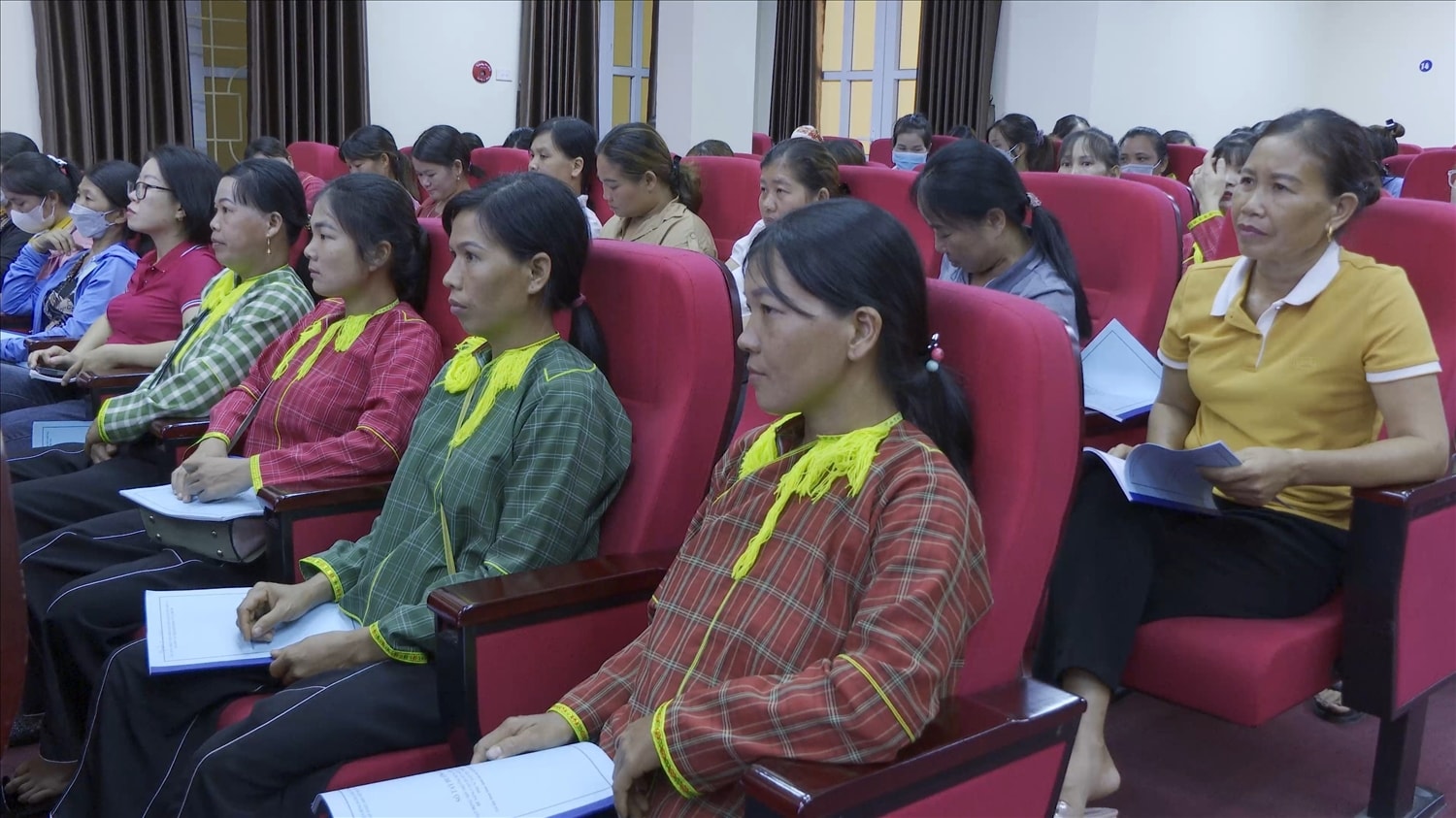 Hội nghị tập huấn nhằm nâng cao hiểu biết hơn về việc ứng dụng công nghệ 4.0 trong sản xuất và kết nối thị trường cho các nhóm sinh kế, tổ hợp tác, hợp tác xã có phụ nữ làm chủ hoặc đồng làm chủ Hội nghị tập huấn nhằm nâng cao hiểu biết hơn về việc ứng dụng công nghệ 4.0 trong sản xuất và kết nối thị trường cho các nhóm sinh kế, tổ hợp tác, hợp tác xã có phụ nữ làm chủ hoặc đồng làm chủ