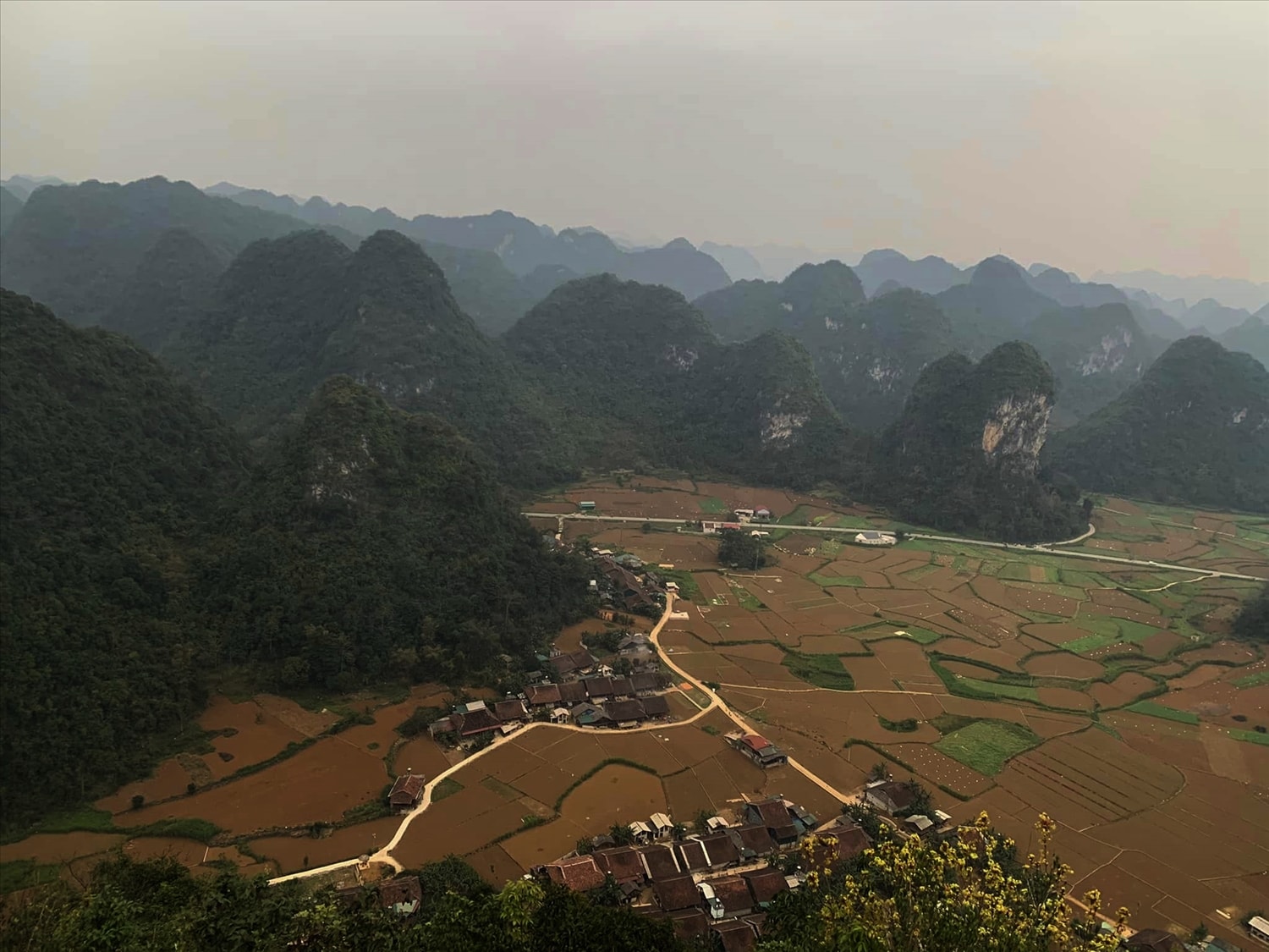 Làm hương không chỉ đem lại thu nhập cho người Nùng làng Phja Thắp mà còn góp phần bảo tồn một nghề truyền thống của đồng bào. Hiện nay, làng hương Phia Thắp không chỉ trở thành một điểm đến trải nghiệm du lịch làng nghề hấp dẫn cho du khách khi đến thăm Công viên Địa chất Toàn cầu UNESCO non nước Cao Bằng.