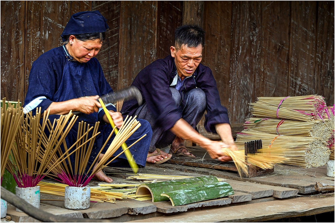 Hương Phja Thắp được làm hoàn toàn từ nguyên liệu tự nhiên ở vùng miền núi đá vôi. Người Nùng An dùng cây mai (tiếng Tày là “ mạy mười ”) để làm que. (Công đoạn chẻ cây mai làm que hương)