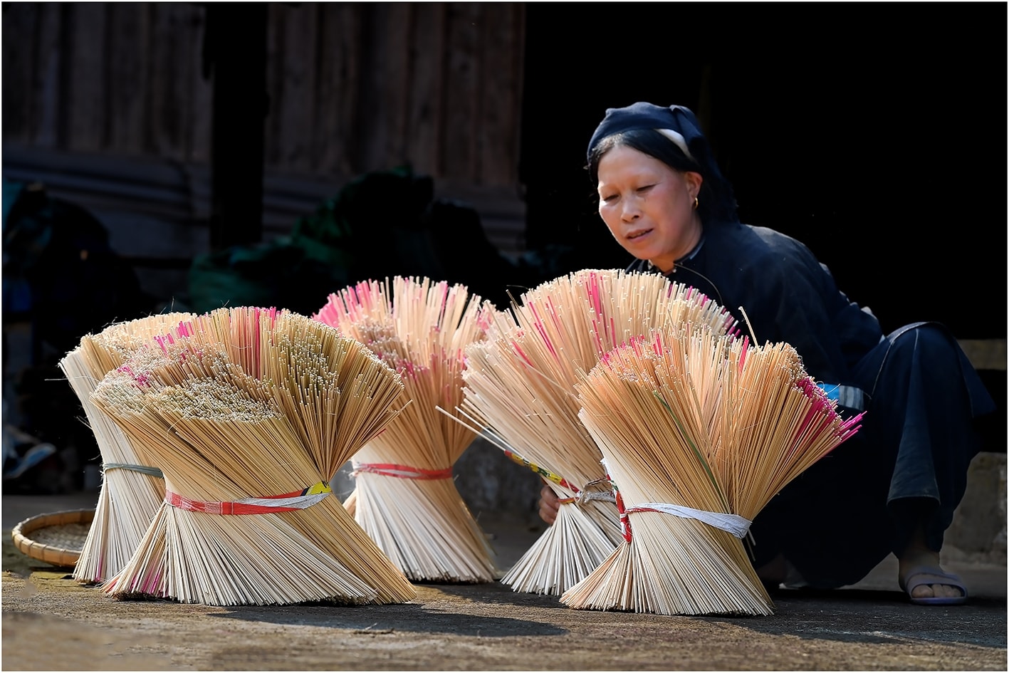Que hương sau khi phơi khô sẽ được nhuộm chân màu đỏ rồi lại đem phơi tiếp trước khi được buộc thành từng bó đem bán ở các chợ phiên.