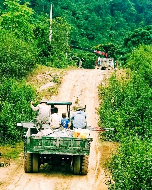 Vận chuyển nguyên vật liệu thi công đường điện phục vụ nhu cầu sinh hoạt, sản xuất của bà con Đan Lai