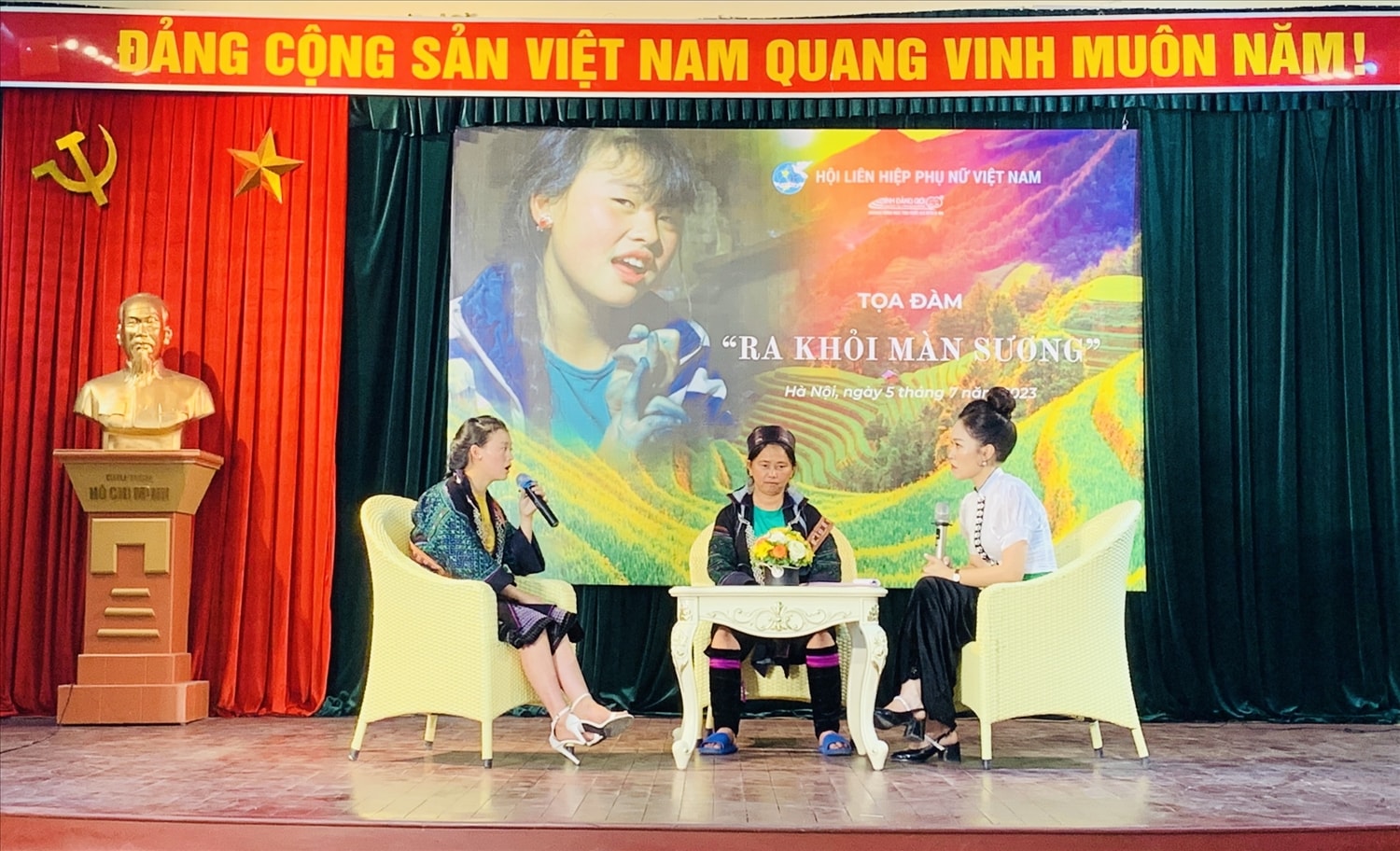“Ra khỏi màn sương” là tọa đàm đầy thú vị về những lát cắt trong cuộc đời của hai nhân vật khách mời, với những giằng xé, tranh đấu nội tâm sâu sắc để đưa ra quyết định quan trọng cho tương lai trước những rào cản vô hình đã hằn sâu trong tâm thức của cộng đồng người Mông bao đời qua
