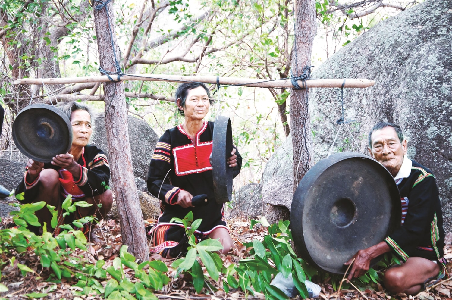 Người Gia Rai đánh chiêng Vang trong Lễ cúng cầu mưa. (Ảnh: Xuân Toản)