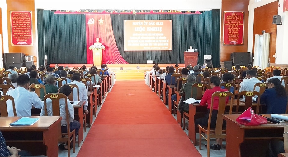 Quang cảnh Hội nghị sơ kết 2 năm thực hiện Cuộc vận động “Làm thay đổi nếp nghĩ, cách làm của đồng bào DTTS, làm cho đồng bào DTTS vươn lên thoát nghèo bền vững”