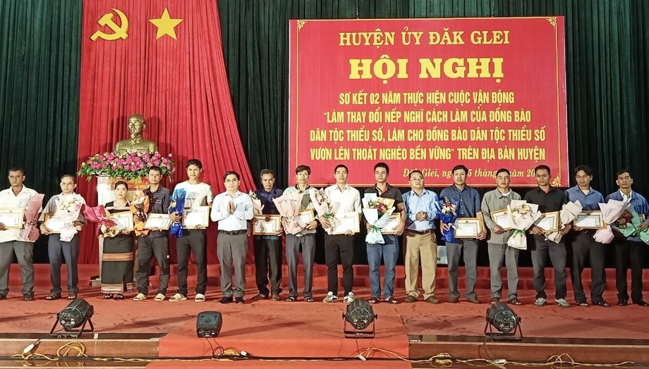 Tặng Giấy khen cho 19 cá nhân có thành tích xuất sắc trong việc triển khai thực hiện Cuộc vận động “Làm thay đổi nếp nghĩ, cách làm của đồng bào DTTS, làm cho đồng bào DTTS vươn lên thoát nghèo bền vững”