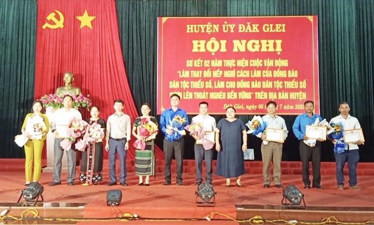 Tặng Giấy khen cho 9 tập thể 19 cá nhân có thành tích xuất sắc trong việc triển khai thực hiện Cuộc vận động “Làm thay đổi nếp nghĩ, cách làm của đồng bào DTTS, làm cho đồng bào DTTS vươn lên thoát nghèo bền vững”