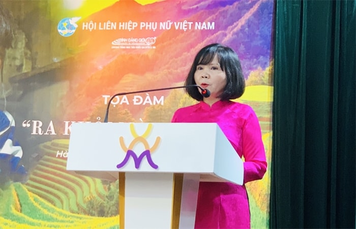 Bà Nguyễn Thị Tuyết - Giám đốc Bảo tàng Phụ nữ Việt Nam phát biểu tại Tọa đàm
