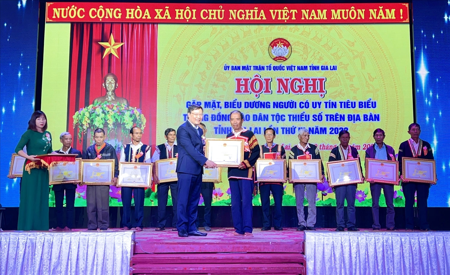 Chủ tịch UBND tỉnh Gia Lai tặng Bằng khen cho những Người có uy tín tiêu biểu trong đồng bào DTTS tại Hội nghị gặp mặt,  biểu dương NCUT năm 2022