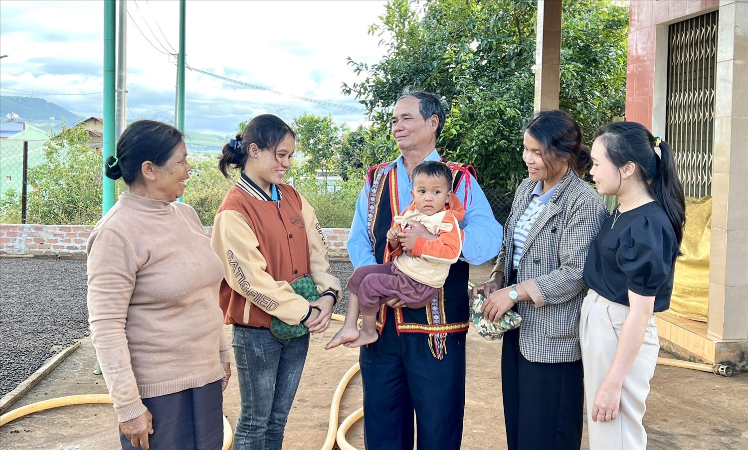 Già làng Rơ Lan Níp, Người uy tínở Nhao 1, xã Ia Kênh, TP. Pleiku tuyên truyền, vận động bà con phòng chống tảo hôn, tập trung phát triển kinh tế