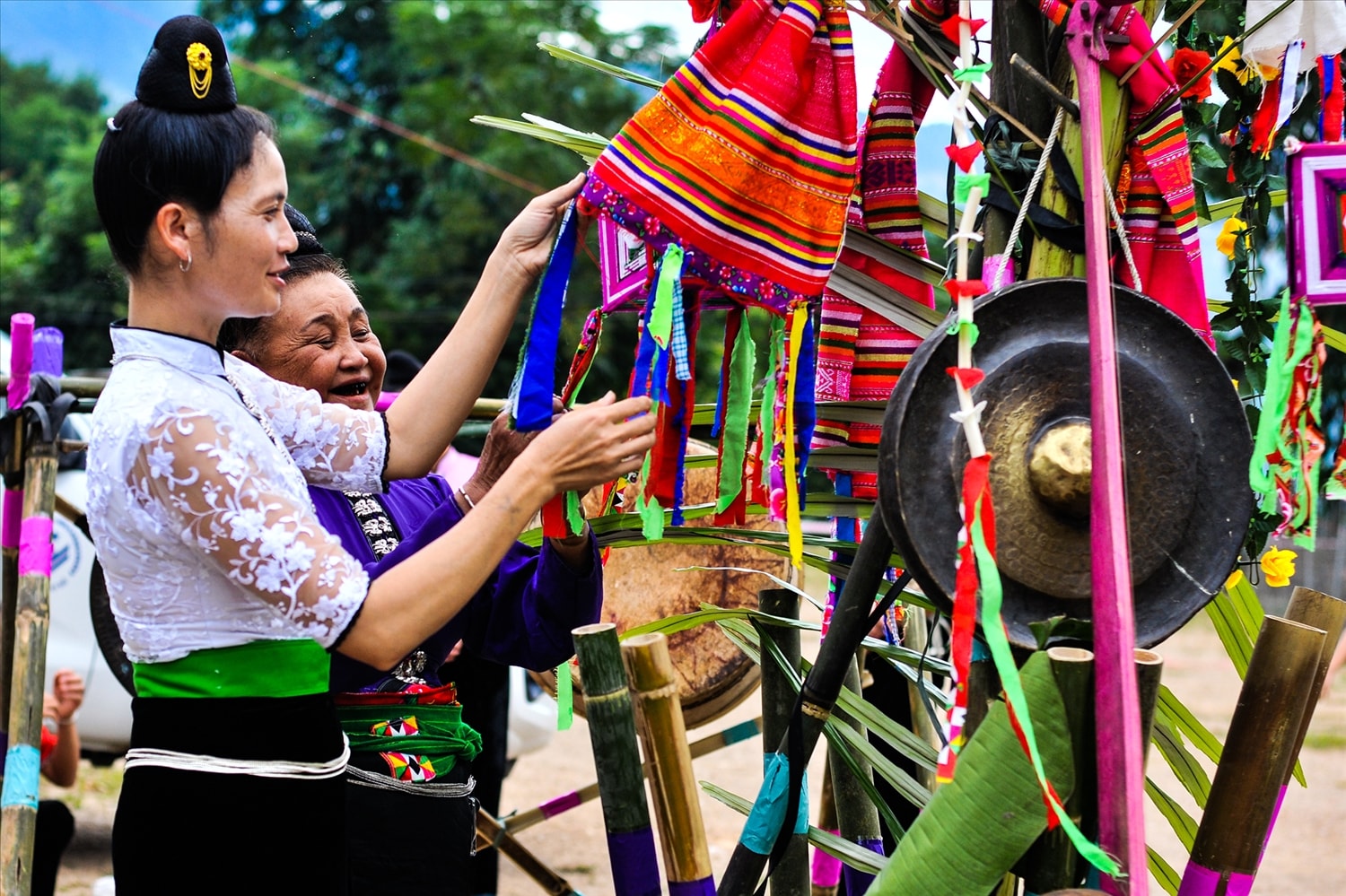 Với người Thái đen ở Lai Châu, khăn piêu là biểu tượng đặc trưng không thể thiếu trong các lễ hội.