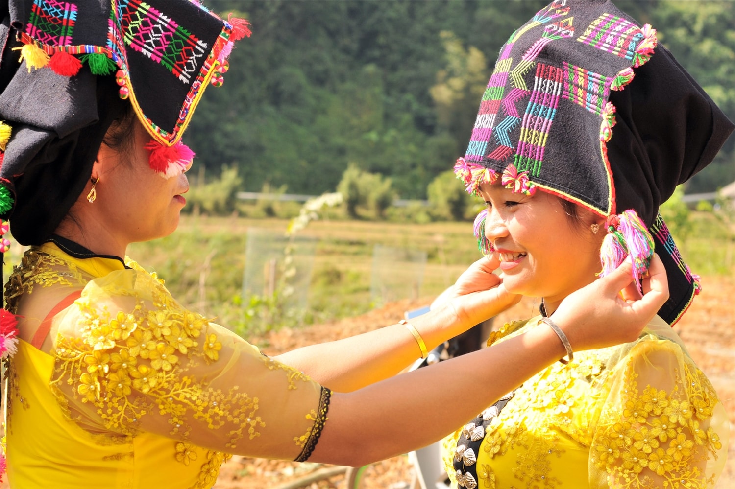Để hoàn thành một chiếc khăn piêu, người phụ nữ Thái phải mất ba tháng dệt vải, thêu thùa, tự tìm kiếm cho riêng mình những màu sắc, đường nét thích hợp nhất.