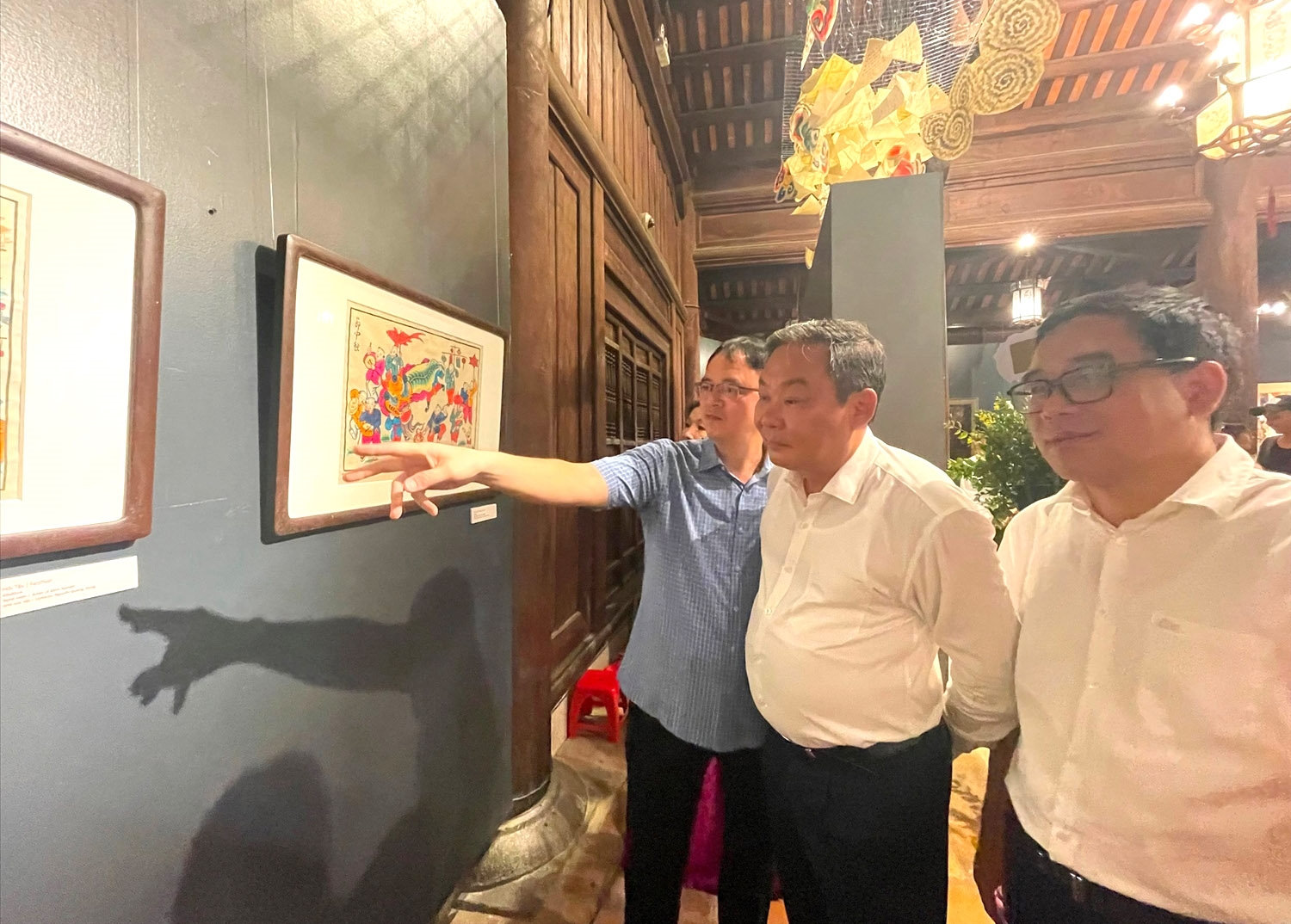 Phó Chủ tịch Thường trực UBND TP. Hà Nội Lê Hồng Sơn tham quan triển lãm