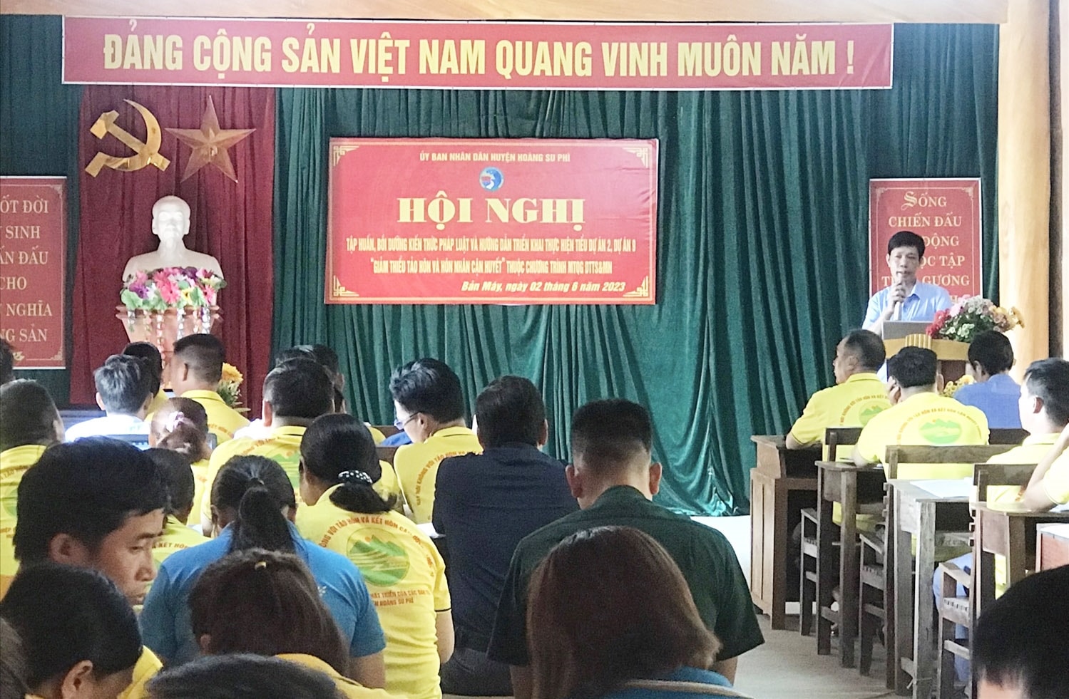 Ông Bùi Thanh Hưởng - Trưởng phòng Dân tộc huyện Hoàng Su Phì phát biểu tại Hội nghị tập huấn, bồi dưỡng kiến thức pháp luật về tảo hôn và hôn nhân cận huyết thống Ông Bùi Thanh Hưởng - Trưởng phòng Dân tộc huyện Hoàng Su Phì phát biểu tại Hội nghị tập huấn, bồi dưỡng kiến thức pháp luật về tảo hôn và hôn nhân cận huyết thống