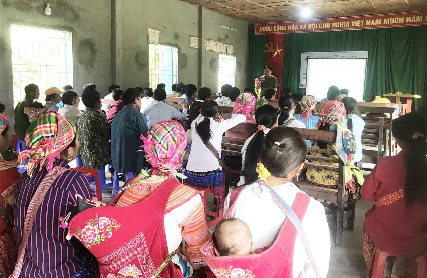 Một buổi tuyên truyền về tảo hôn và hôn nhân cận huyết thống tại thôn Lùng Chin Hạ, xã Thèn Chu Phìn, huyện Hoàng Su Phì Một buổi tuyên truyền về tảo hôn và hôn nhân cận huyết thống tại thôn Lùng Chin Hạ, xã Thèn Chu Phìn, huyện Hoàng Su Phì