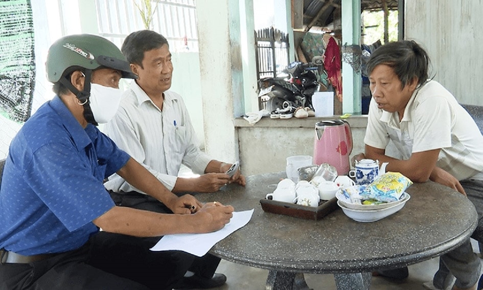 Cán bộ y tế hướng dẫn, tư vấn nhà người dân có trẻ nhỏ vệ sinh, khử khuẩn các dụng cụ tiếp xúc. (Ảnh CDC Phú Yên cung cấp)