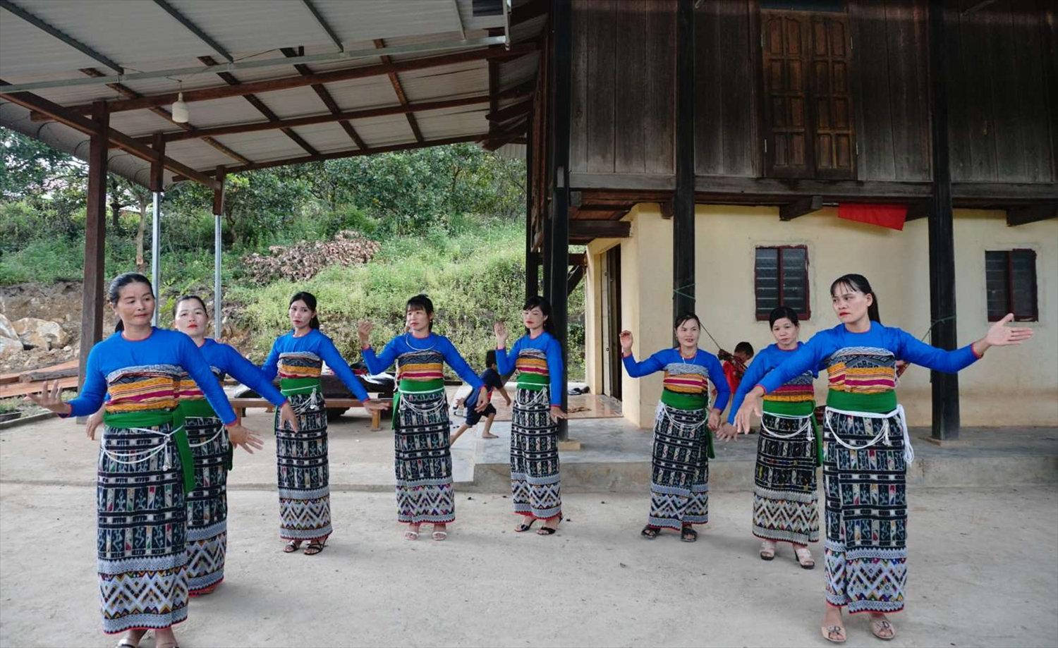 Đội văn nghệ hăng say tập luyện để chuẩn bị cho buổi giao lưu, biểu diễn.