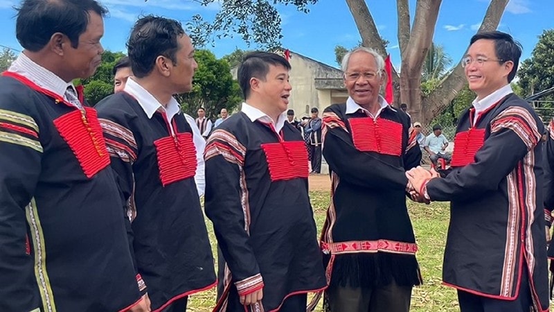 Ðồng chí Nguyễn Ðình Trung (ngoài cùng bên phải) thăm hỏi đồng bào dân tộc thiểu số xã Ea Tiêu, huyện Cư Kuin trong Ngày hội Ðại đoàn kết toàn dân tộc năm 2022. Ðồng chí Nguyễn Ðình Trung (ngoài cùng bên phải) thăm hỏi đồng bào dân tộc thiểu số xã Ea Tiêu, huyện Cư Kuin trong Ngày hội Ðại đoàn kết toàn dân tộc năm 2022.