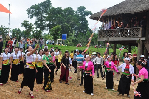 Khách du lịch dự sinh hoạt văn hóa cộng đồng 