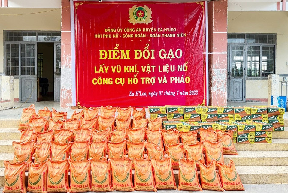 Điểm đổi gạo lấy vũ khí, vật liệu nỗ, công cụ hỗ trợ