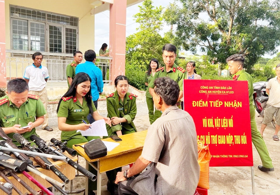 Người dân tới giao nộp vũ khí