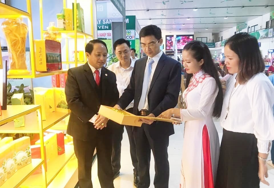 Phó Bí thư Thành ủy, Chủ tịch UBND Tp. Sông Công Vũ Duy Nghĩa thăm quan các gian hàng giới thiệu sản phẩm OCOP