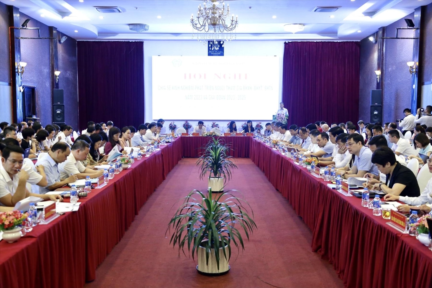 Tại hội nghị, đại diện BHXH các địa phương đã chia sẻ nhiều kinh nghiệm, cách làm hay về phát triển người tham gia BHXH, BHYT