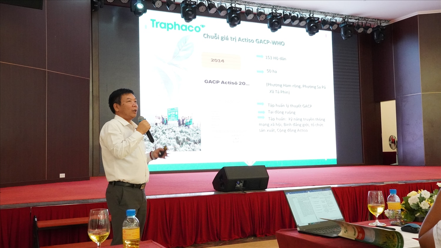 Ông Đỗ Tiến Sỹ, Giám đốc Công ty Traphaco Sapa trình bày tham luận trước hội nghị Ông Đỗ Tiến Sỹ, Giám đốc Công ty Traphaco Sapa trình bày tham luận trước hội nghị