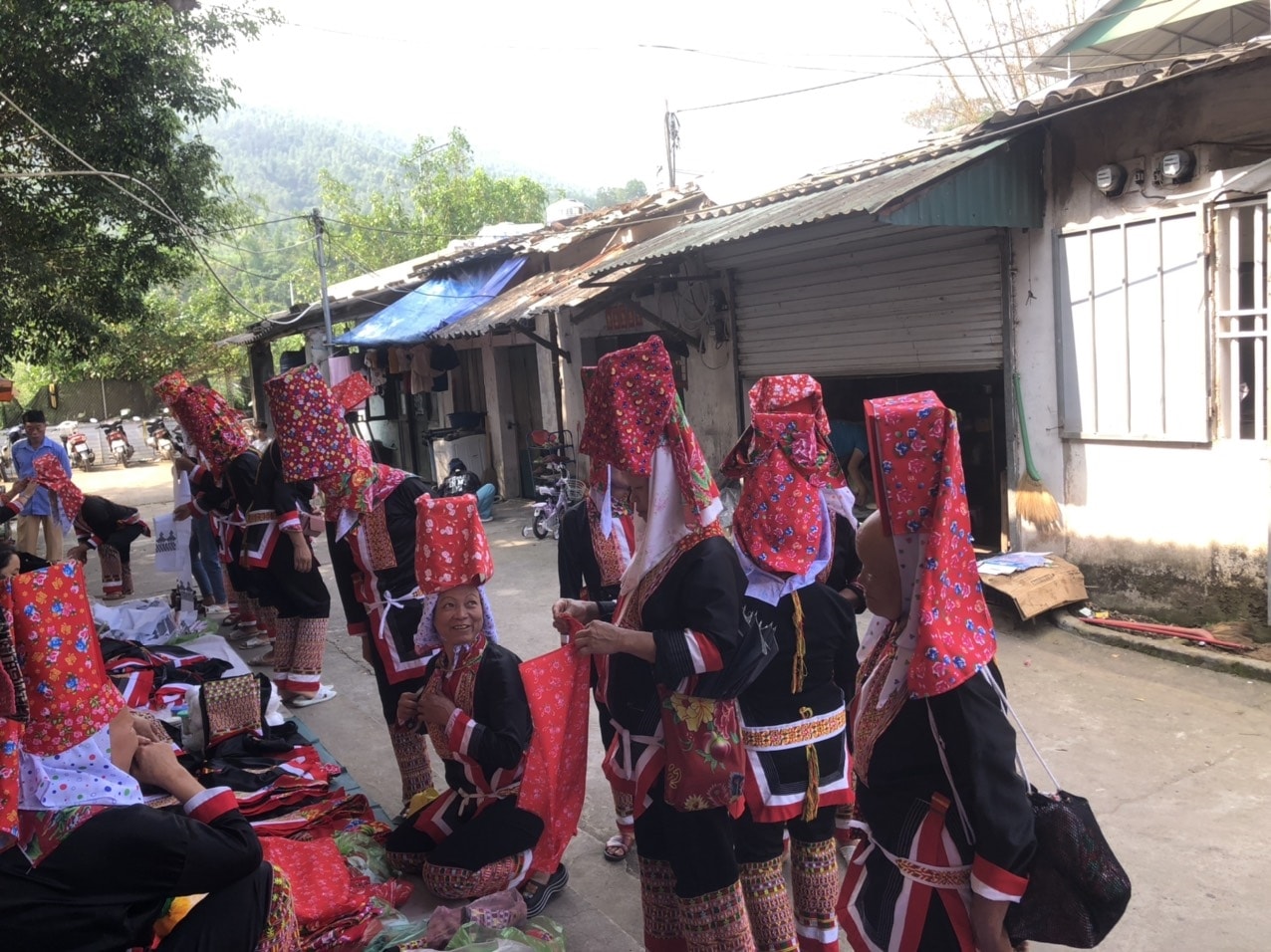 Nhiều mặt hàng được bày bán tại chợ phiên