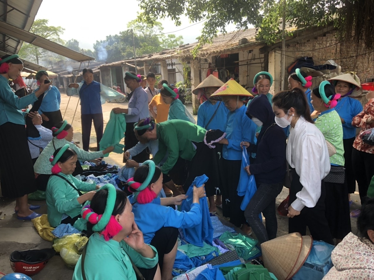 Đậm đà màu sắc dân tộc tại các chợ phiên