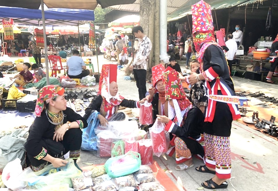 Nhiều sản vật địa phương được bày bán tại chợ phiên Đồng Văn (Bình Liêu)