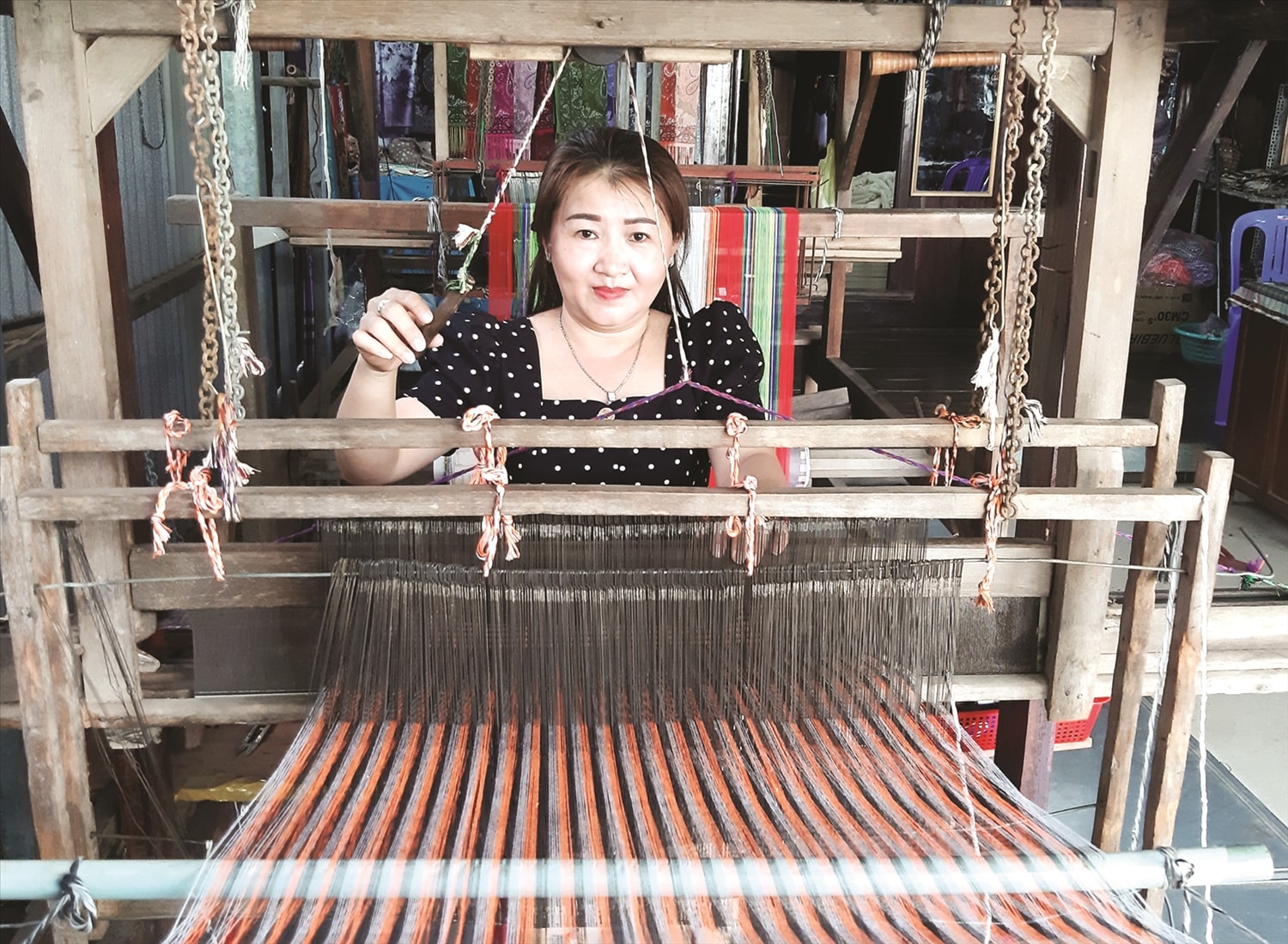 Du khách được trải nghiệm dệt thổ cẩm của đồng bào Chăm An Giang.