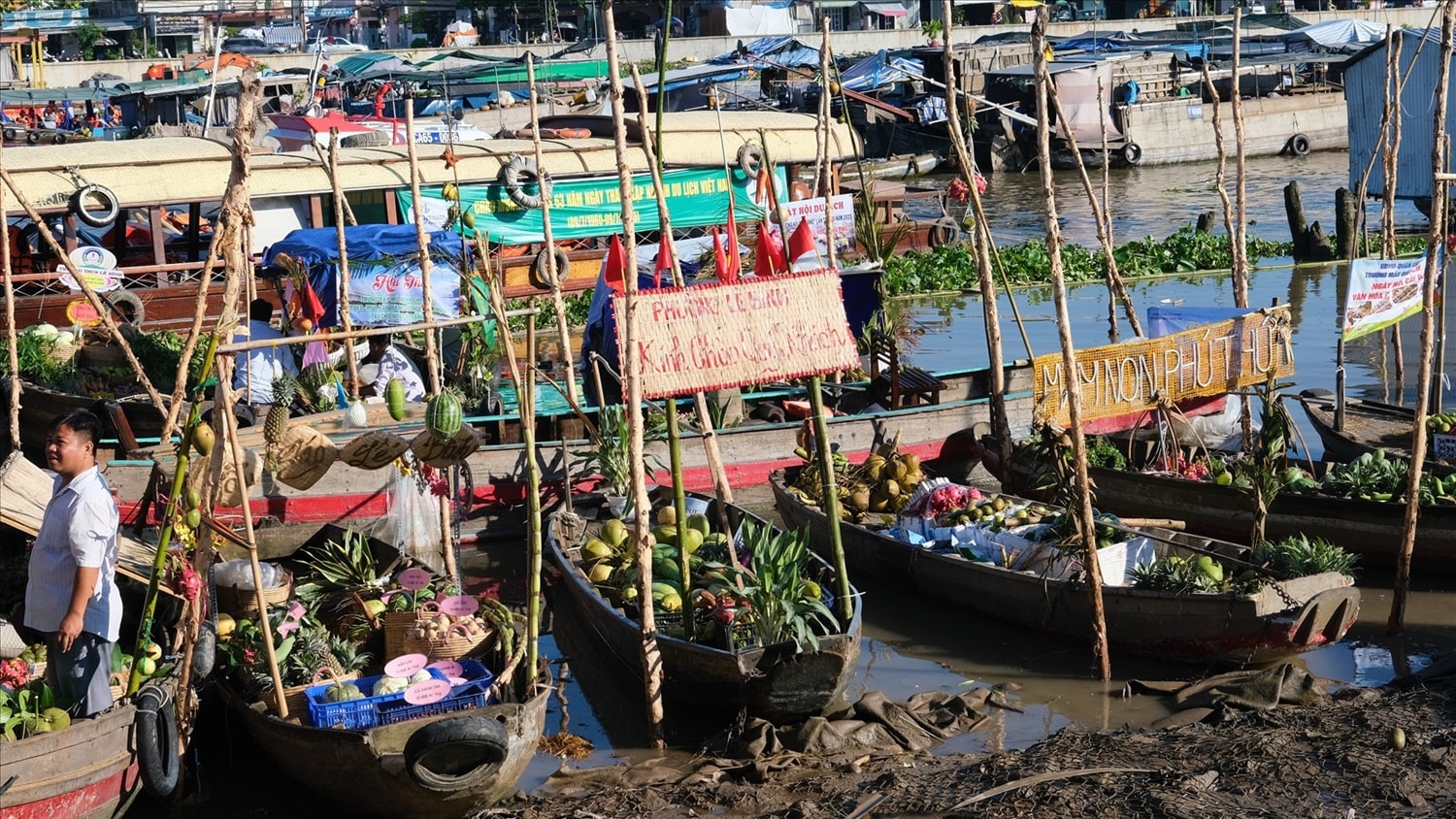 Chợ nổi Cái Răng được hình thành từ tập quán sinh hoạt của người dân địa phương gắn liền với sông nước, tạo nên giá trị văn hóa đặc sắc, được công nhận là một trong những di sản văn hóa phi vật thể quốc gia. Chợ nổi Cái Răng được hình thành từ tập quán sinh hoạt của người dân địa phương gắn liền với sông nước, tạo nên giá trị văn hóa đặc sắc, được công nhận là một trong những di sản văn hóa phi vật thể quốc gia.